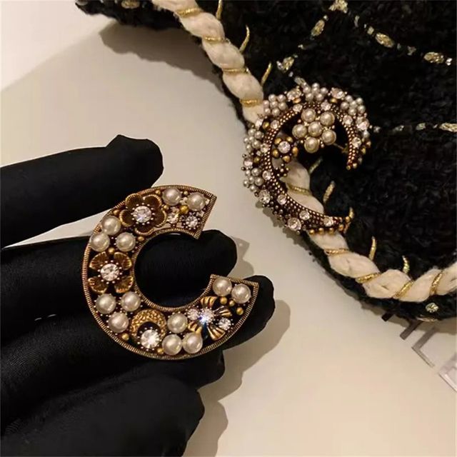 앤티크 C레터링 달꽃 진주 큐빅 핀 브로치 GB-1004897