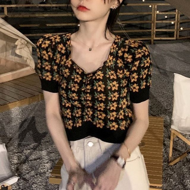 꽃무늬 브이넥 크롭티셔츠 URD-009