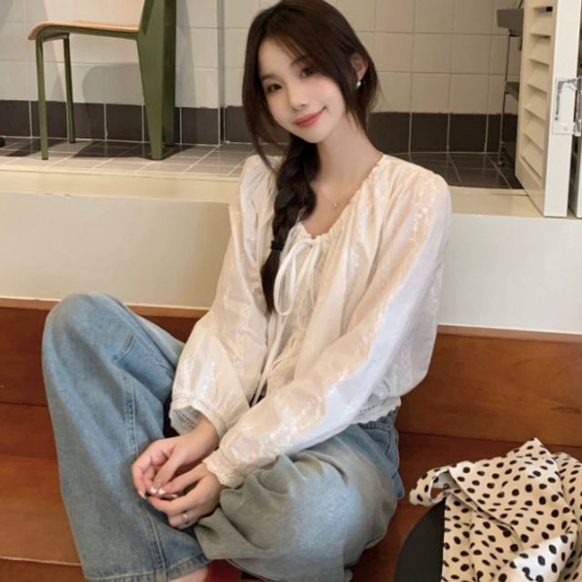 어깨셔링 레이스 크롭 긴팔 블라우스