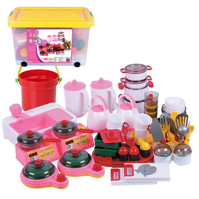 유아동 역할놀이 주방에서 요리하는 소꿉놀이