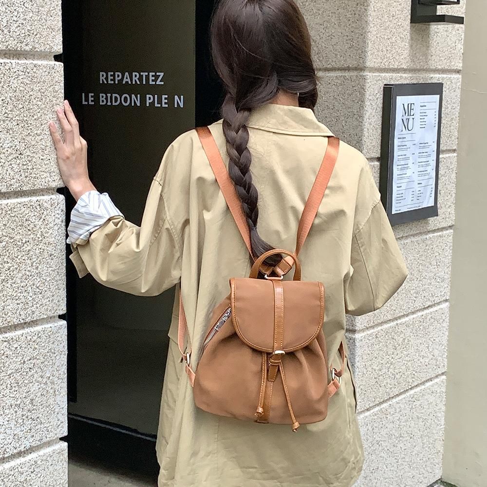 직장인 대학생 예쁜 여성 미니백팩