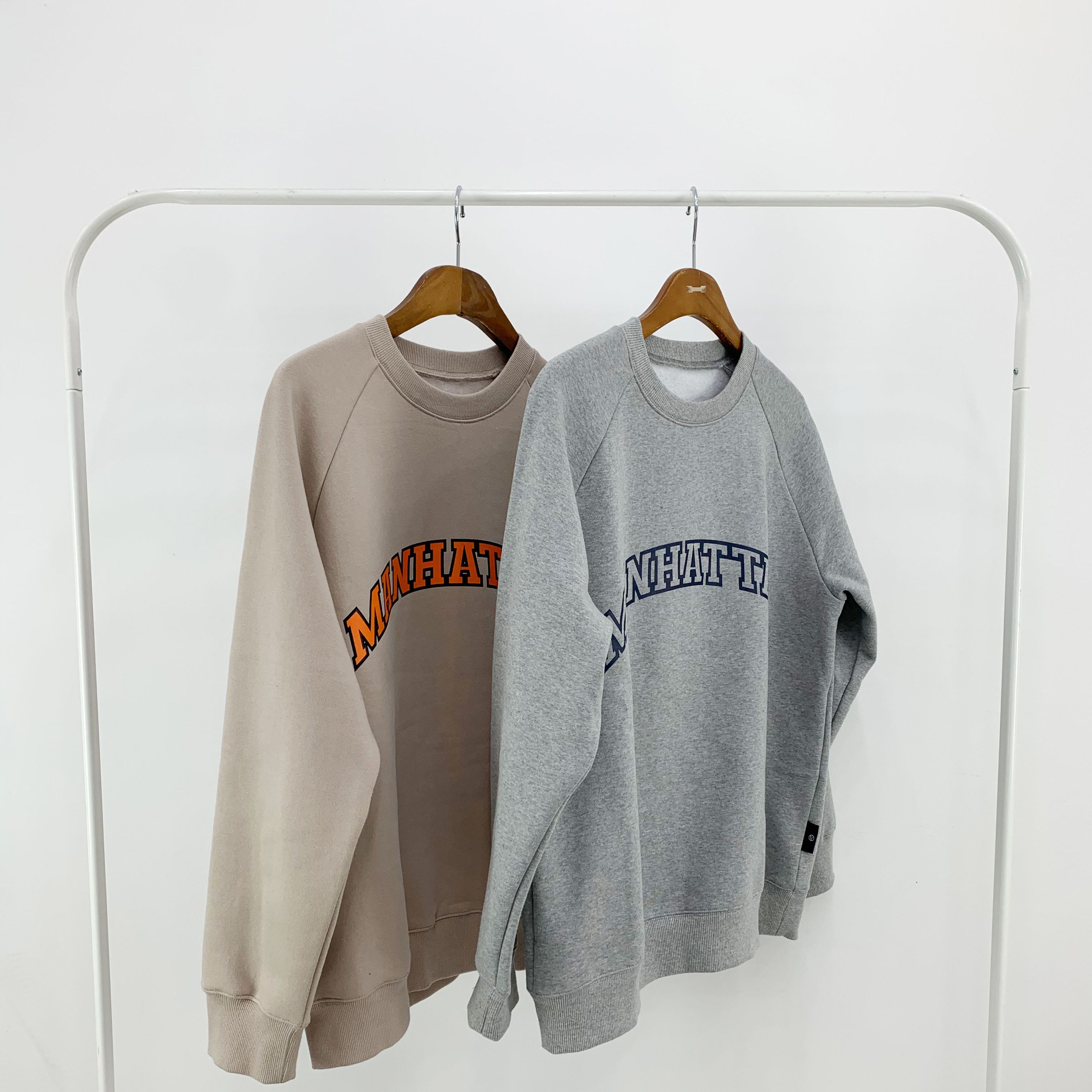 기모 Raglan Manhattan 프린트 맨투맨 (2 Color)