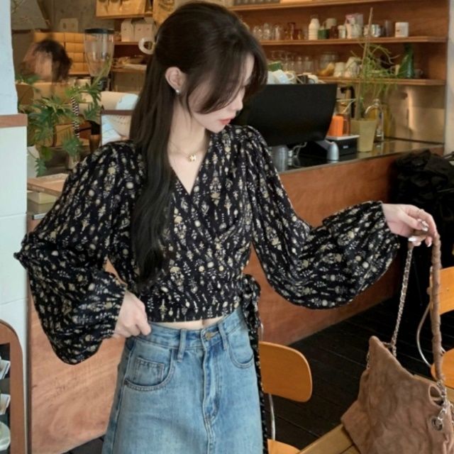 플라워 패턴 허리 스트랩 랩스타일 볼륨 블라우스