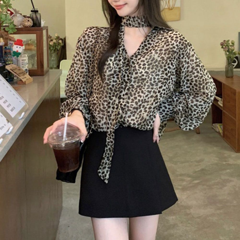 브이넥 타이 레오파드패턴 루즈핏 블라우스 포인트룩