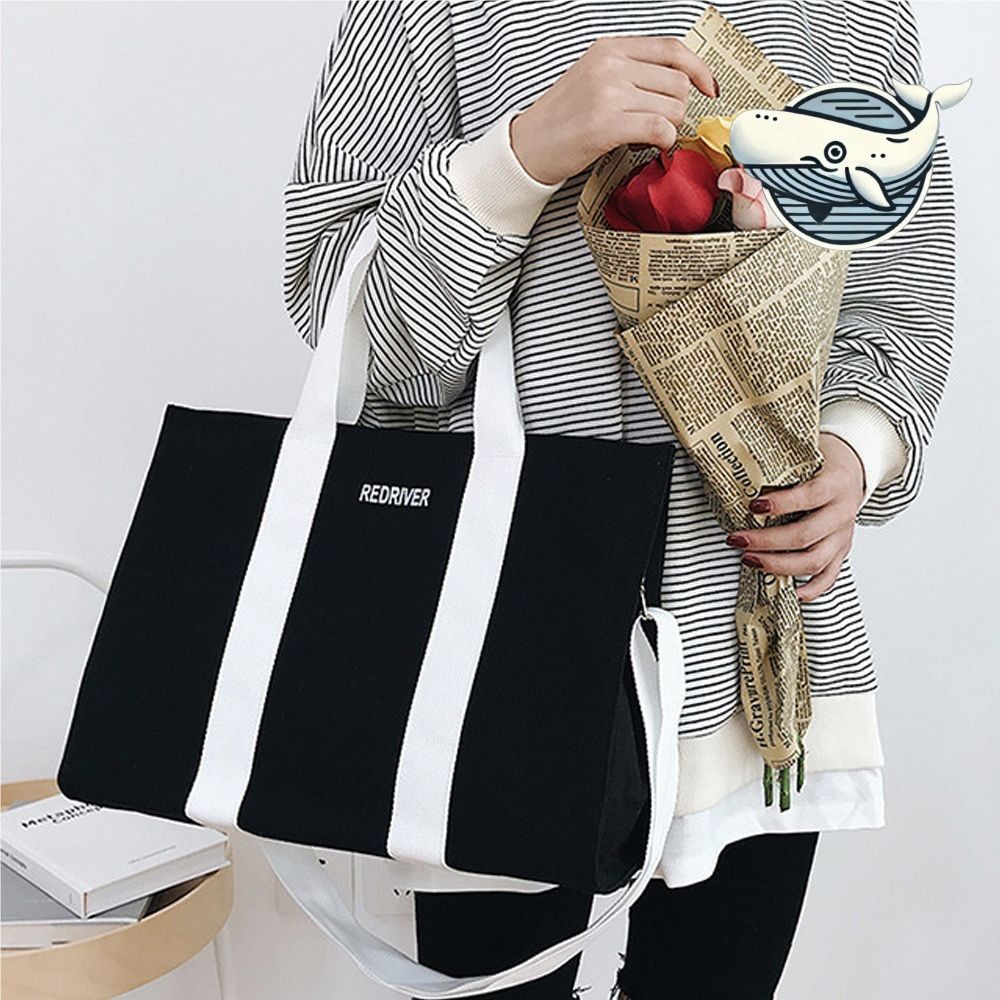 세련된 블랙 캔버스 토트백 스타일리시한 여성