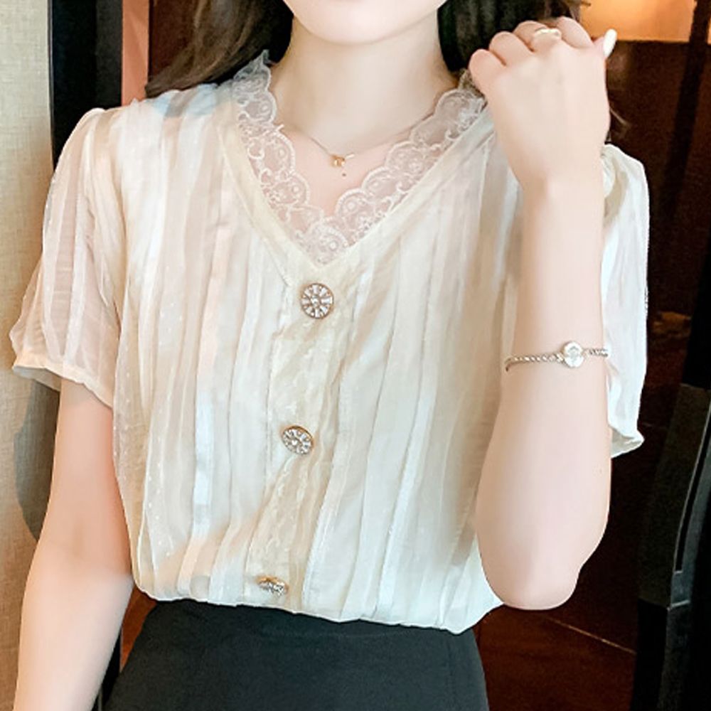 코디 여성 러블리한 넥라우스 기본 룩 레이스